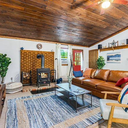 Secluded W Hot Tub, Fire Pit, Deck & Updated Wifi Great Cacapon Exteriér fotografie