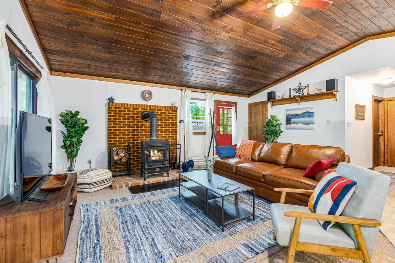 Secluded W Hot Tub, Fire Pit, Deck & Updated Wifi Great Cacapon Exteriér fotografie