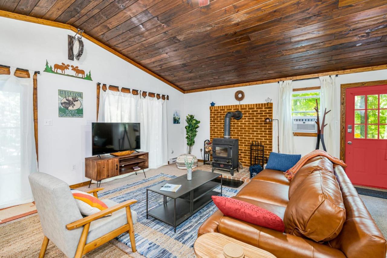 Secluded W Hot Tub, Fire Pit, Deck & Updated Wifi Great Cacapon Exteriér fotografie