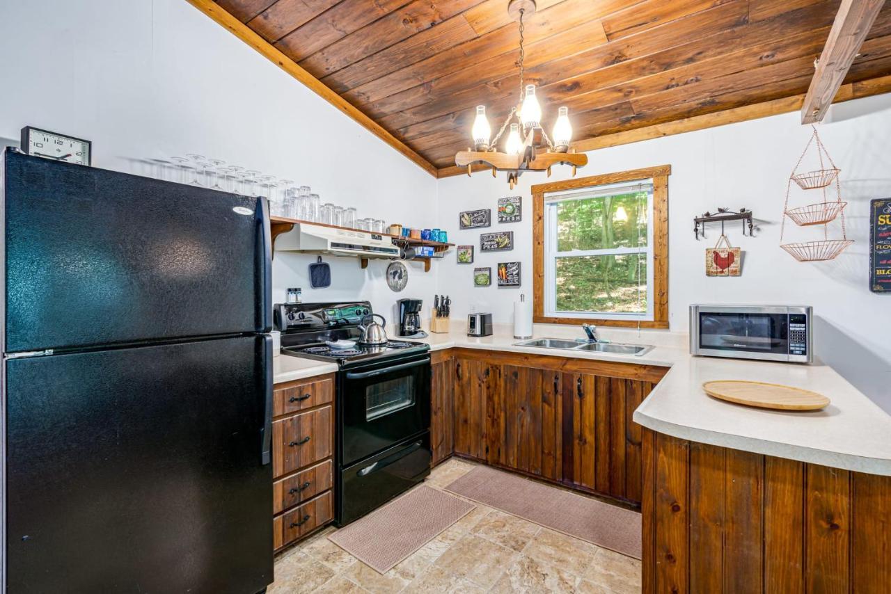 Secluded W Hot Tub, Fire Pit, Deck & Updated Wifi Great Cacapon Exteriér fotografie