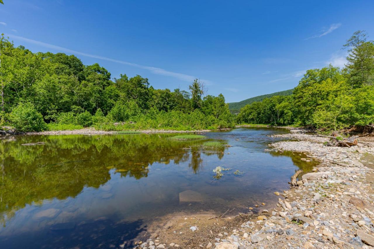 Secluded W Hot Tub, Fire Pit, Deck & Updated Wifi Great Cacapon Exteriér fotografie