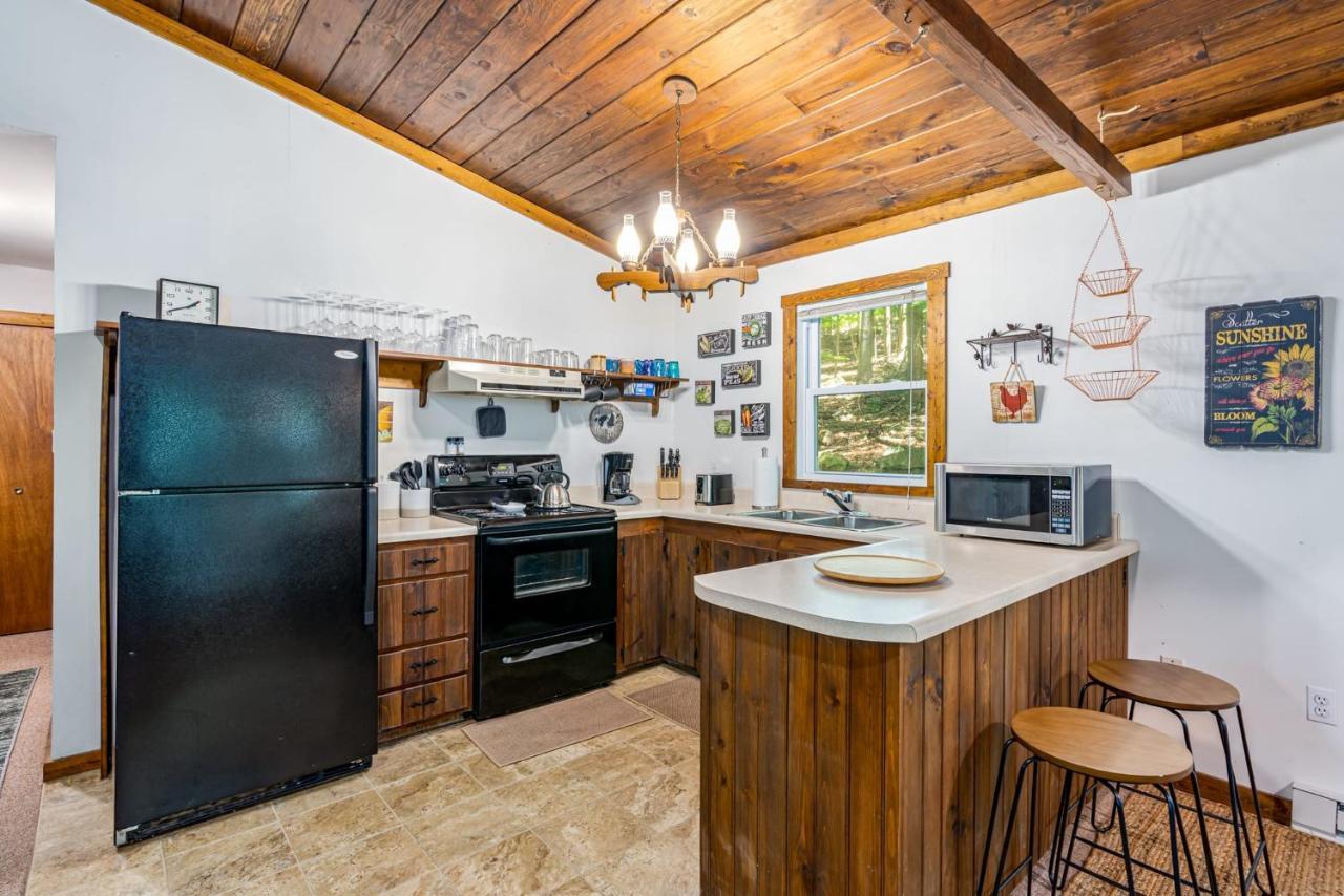 Secluded W Hot Tub, Fire Pit, Deck & Updated Wifi Great Cacapon Exteriér fotografie