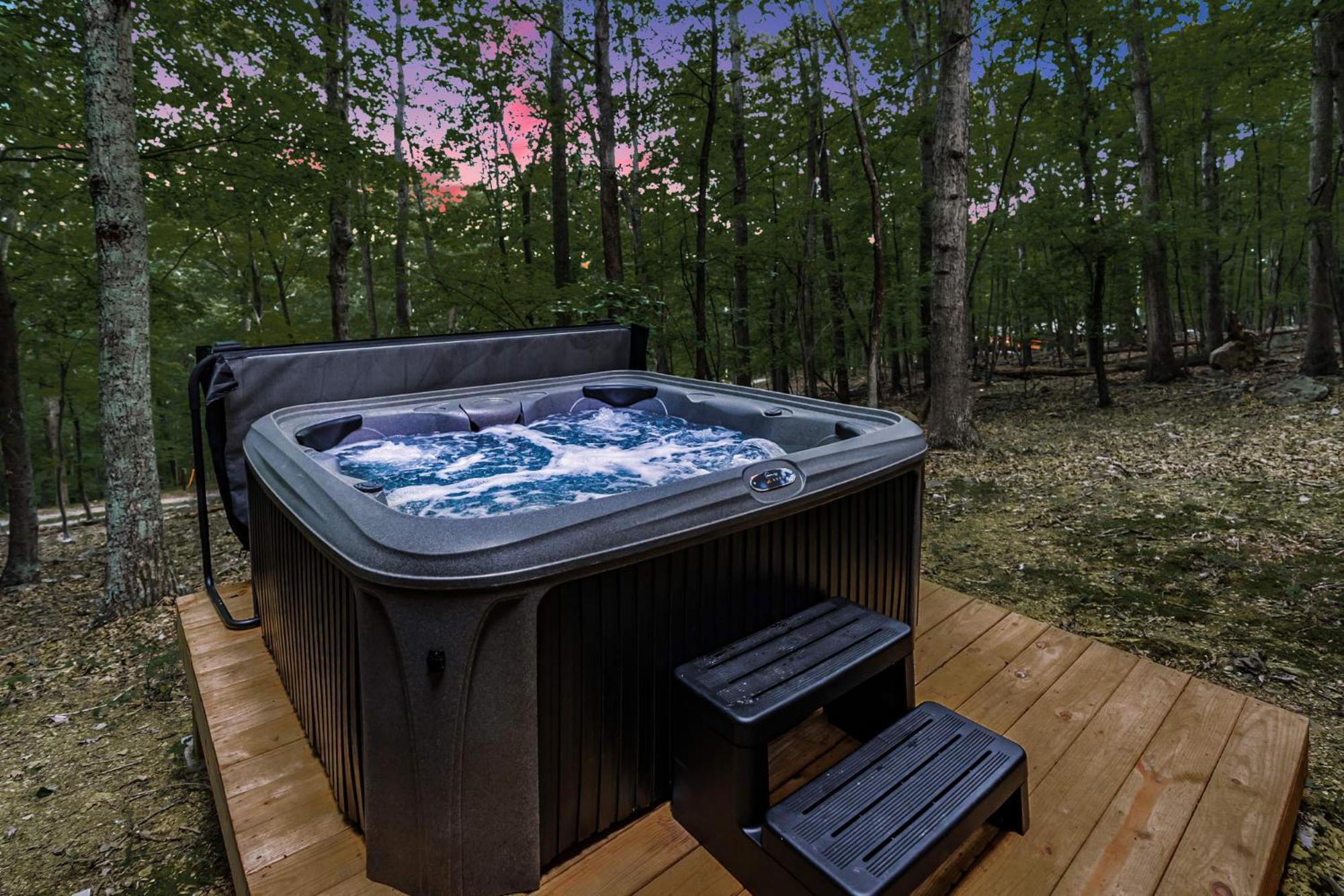 Secluded W Hot Tub, Fire Pit, Deck & Updated Wifi Great Cacapon Exteriér fotografie