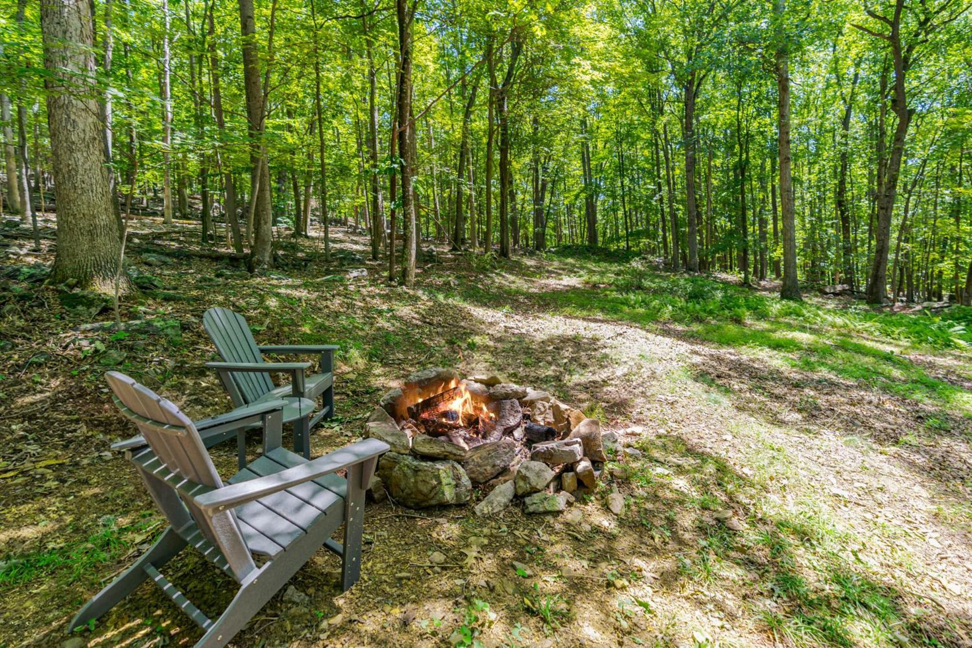 Secluded W Hot Tub, Fire Pit, Deck & Updated Wifi Great Cacapon Exteriér fotografie