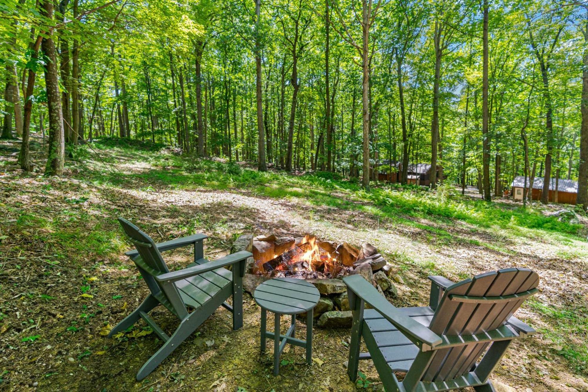 Secluded W Hot Tub, Fire Pit, Deck & Updated Wifi Great Cacapon Exteriér fotografie